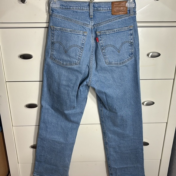 Levi’s Ribcage Straight Ankle Jean in Tango Fade Wash - Picture 10 of 14